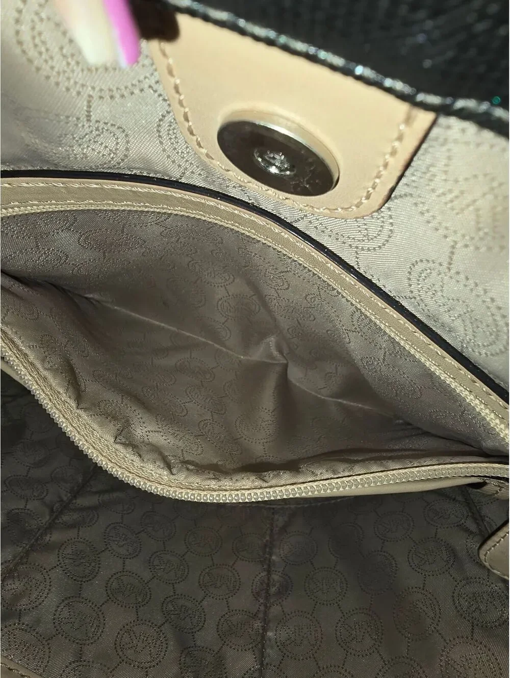 112. Michael Kors North South Jet Set (Metallic Silver)